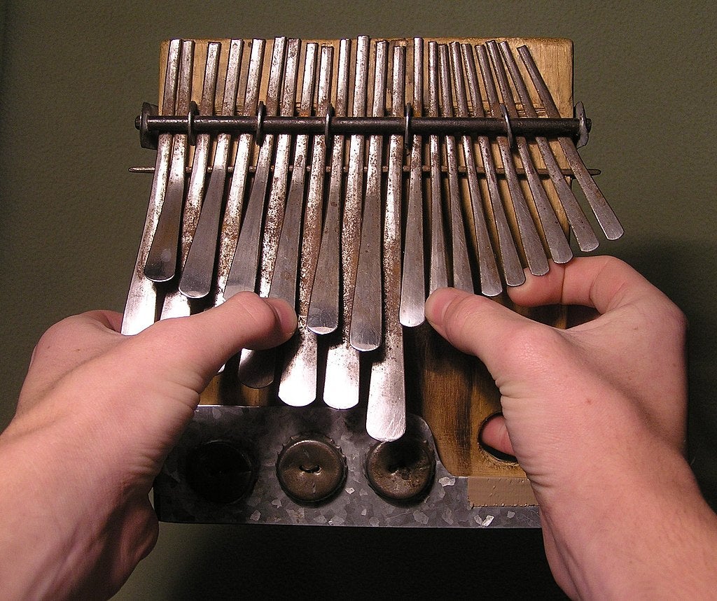 Holding_an_mbira_dzavadzimu.jpg